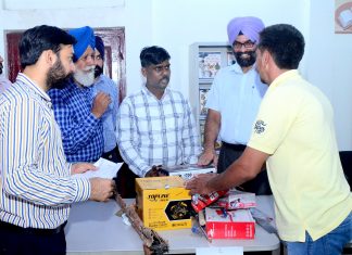 ਜਿਲ੍ਹਾ ਪ੍ਰਸਾਸਨ ਦੀ ਨਿਵੇਕਲੀ ਪਹਿਲ ਨਸ਼ਾ ਛੱਡ ਚੁੱਕੇ 25 ਨੌਜਵਾਨਾਂ ਨੂੰ ਟੂਲ ਕਿੱਟਾਂ ਤੇ ਸਰਟੀਫ਼ਿਕੇਟ ਦੇ ਕੇ ਮੱਦਦ ਕਰਨ ਦਾ ਭਰੋਸਾ ਦਿੱਤਾ