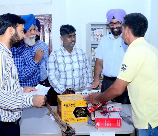 ਜਿਲ੍ਹਾ ਪ੍ਰਸਾਸਨ ਦੀ ਨਿਵੇਕਲੀ ਪਹਿਲ ਨਸ਼ਾ ਛੱਡ ਚੁੱਕੇ 25 ਨੌਜਵਾਨਾਂ ਨੂੰ ਟੂਲ ਕਿੱਟਾਂ ਤੇ ਸਰਟੀਫ਼ਿਕੇਟ ਦੇ ਕੇ ਮੱਦਦ ਕਰਨ ਦਾ ਭਰੋਸਾ ਦਿੱਤਾ