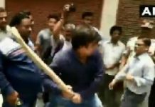 ਭਾਜਪਾਈ MLA ਤੇ ਉਸ ਦੇ ਮੁੰਡੇ ਨੇ ਨਗਰ ਨਿਗਮ ਦੇ ਅਧਿਕਾਰੀ ਨੂੰ ਬੱਲੇ ਨਾਲ ਕੁੱਟਿਆ