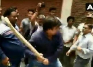 ਭਾਜਪਾਈ MLA ਤੇ ਉਸ ਦੇ ਮੁੰਡੇ ਨੇ ਨਗਰ ਨਿਗਮ ਦੇ ਅਧਿਕਾਰੀ ਨੂੰ ਬੱਲੇ ਨਾਲ ਕੁੱਟਿਆ
