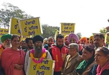 ਸਿਰ ਤੇ ਦਸਤਾਰ ਸਜਾਈ ਬੰਦਾ ਜਦੋਂ ਆਪਣੇ ਬੱਚੇ ਨਾਲ ਹਿੰਦੀ ਚ ਗੱਲ ਕਰ ਰਿਹਾ ਹੁੰਦੈ …