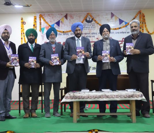 ਸ਼ਬਦ ਚਿੱਤਰਾਂ ਦੀ ਪੁਸਤਕ ‘ਉਡਾਰੀਆਂ ਭਰਦੇ ਲੋਕ’ ਰਿਲੀਜ਼, ‘ਜਿਸ ਕਮਰੇ ’ਚ ਕਿਤਾਬ ਨਹੀਂ ਉੱਥੇ ਆਤਮਾ ਨਹੀਂ ਹੁੰਦੀ’- ਸ੍ਰ: ਜੌਹਲ