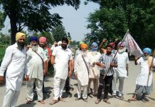 ਸੈਂਕੜੇ ਕਿਸਾਨਾਂ ਮਜ਼ਦੂਰਾਂ ਨੇ ਪਰਿਵਾਰਾਂ ਸਮੇਤ ਸਰਕਾਰ ਦੇ ਫੁੂਕੇ ਪੁਤਲੇ