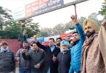 ਅਮਰਿੰਦਰ ਸਿੰਘ ਨੂੰ ਕਾਲੀਆਂ ਝੰਡੀਆਂ ਦਿਖਾਉਂਦੇ ਆਪ ਵਰਕਰ ਹਿਰਾਸਤ ਵਿੱਚ ਲਏ
