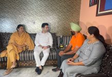 ਸੰਸਦ ਮੈਂਬਰ ਰਾਘਵ ਚੱਢਾ ਅਤੇ ਕੈਬਨਿਟ ਮੰਤਰੀ ਅਨਮੋਲ ਗਗਨ ਮਾਨ ਨੇ ਕ੍ਰਿਕਟਰ ਅਰਸ਼ਦੀਪ ਸਿੰਘ ਦੇ ਮਾਪਿਆਂ ਨਾਲ ਕੀਤੀ ਮੁਲਾਕਾਤ