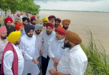 ਕੈਬਨਿਟ ਮੰਤਰੀ ਹਰਭਜਨ ਸਿੰਘ ਈ. ਟੀ. ਓ. ਤੇ ਵਿਧਾਇਕ ਮਨਜਿੰਦਰ ਸਿੰਘ ਲਾਲਪੁਰਾ ਵੱਲੋਂ ਵਿਧਾਨ ਸਭਾ ਹਲਕਾ ਖਡੂਰ ਸਾਹਿਬ ਦੇ ਦਰਿਆਈ ਪਾਣੀ ਨਾਲ ਪ੍ਰਭਾਵਿਤ ਪਿੰਡਾਂ ਦਾ ਦੌਰਾ
