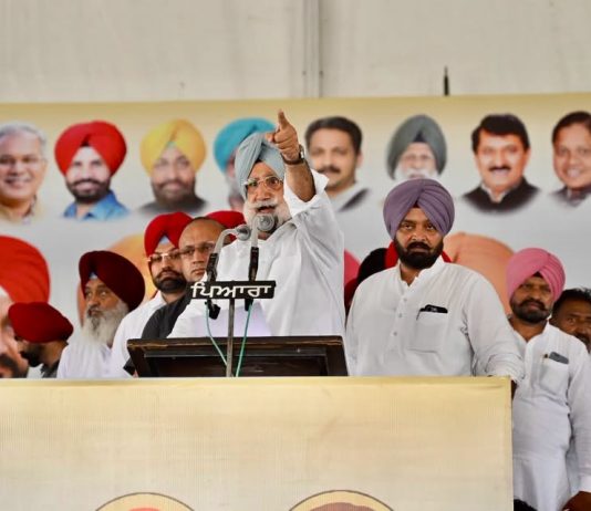 ਜਿੱਤਣ ਦੀ ਸਮਰੱਥਾ ਹੋਵੇ ਤਾਂ ਪਰਿਵਾਰ ’ਚ 2 ਨਹੀਂ, 4 ਟਿਕਟਾਂ ਵੀ ਮਿਲ ਸਕਦੀਆਂ ਨੇ-ਰੰਧਾਵਾ ਦਾ ਪਲਟਵਾਰ